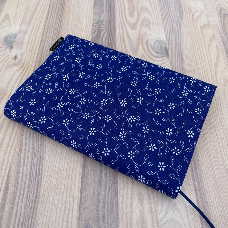 Obal na knihu Bílé kytičky na modré, UNI-L1538